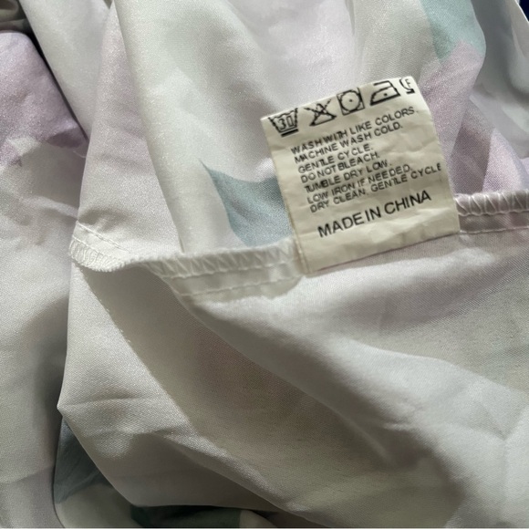 Chime Floral Print Tie-neck Blouse Large Purple Roses on a White Background Sz M - Picture 9 of 9